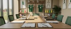 Documents et contrats sur une table de réunion dans un club sportif