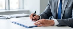 Signature d'un accord de confidentialité sur un bureau professionnel