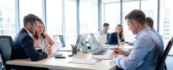 Bureau d'une societe d'assurances avec des salaries au travail