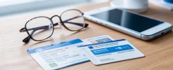 Carte de mutuelle et carte Vitale posees sur un bureau pour retrouver le numero AMC