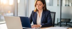 Responsable rédigeant une lettre de recommandation à son bureau