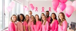 Bureau d'entreprise decore en rose avec des collaborateurs mobilises pour octobre rose